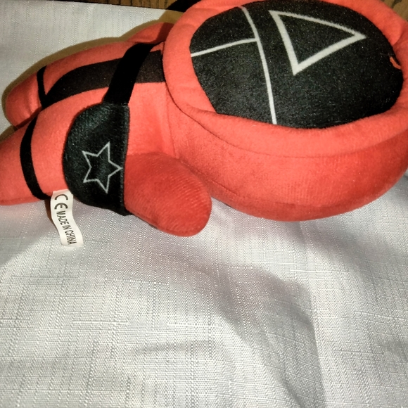9" Squid game triangle plushie - Picture 3 of 7